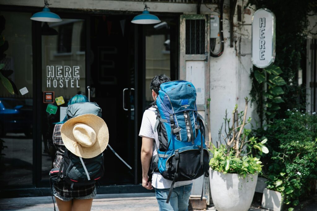 Casal chegando em um Hostel.