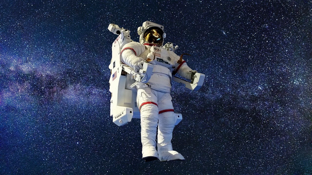 Astronauta flutuando no espaço estrelado.