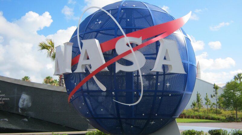 Logotipo da NASA em globo azul.