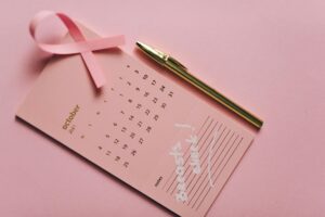 Calendário rosa com laço de outubro