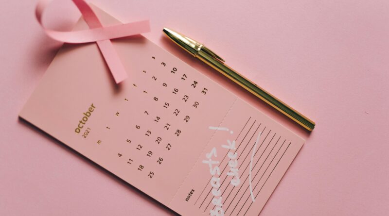 Calendário rosa com laço de outubro