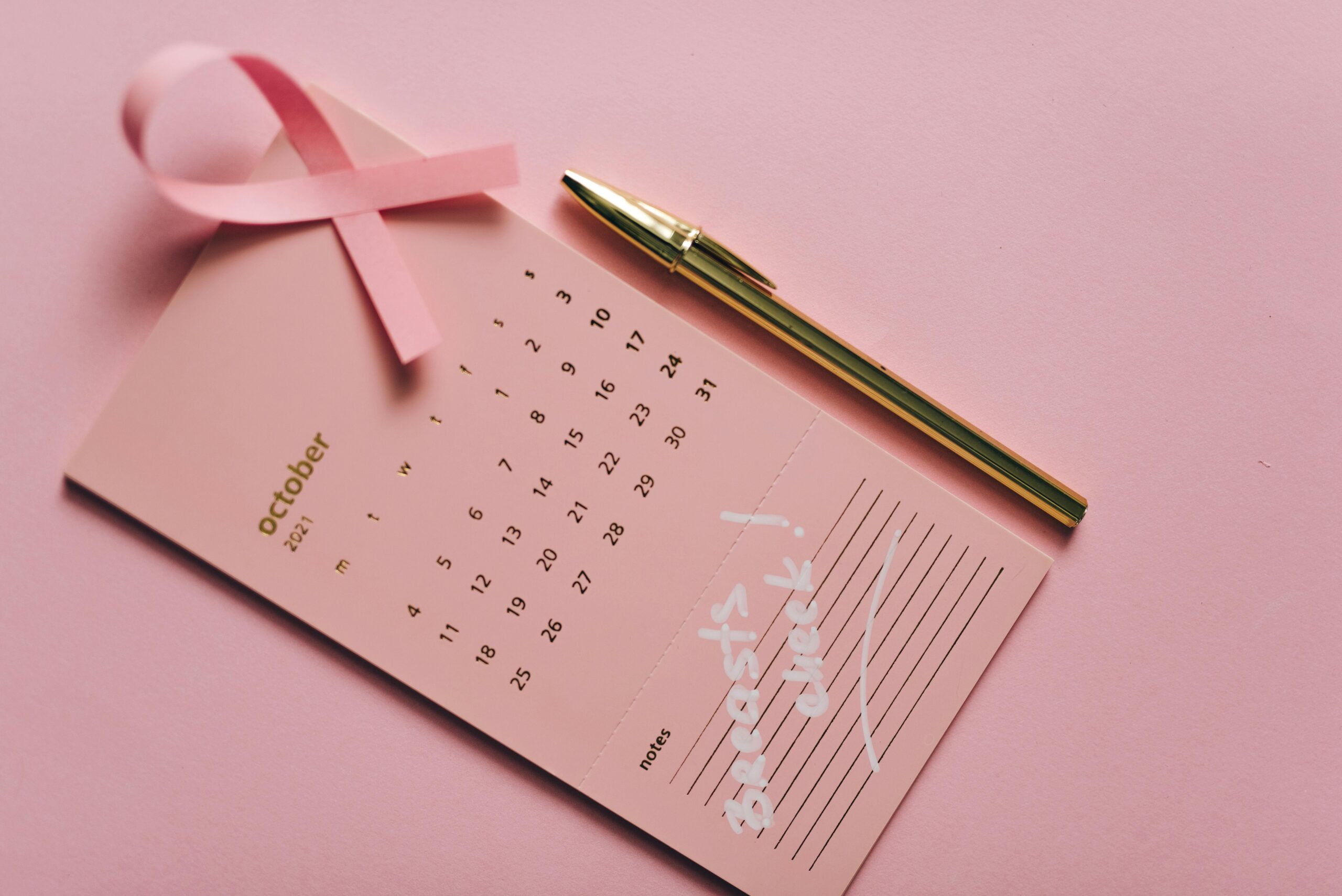 Calendário rosa com laço de outubro