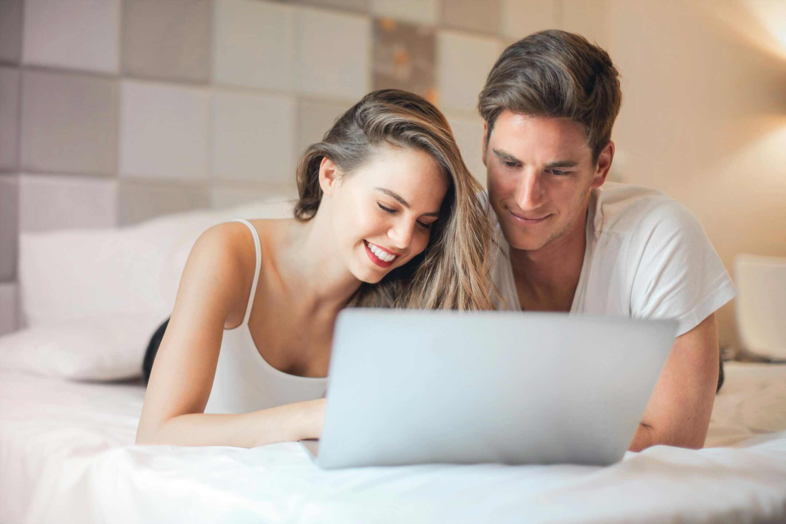 Casal assistindo Streaming