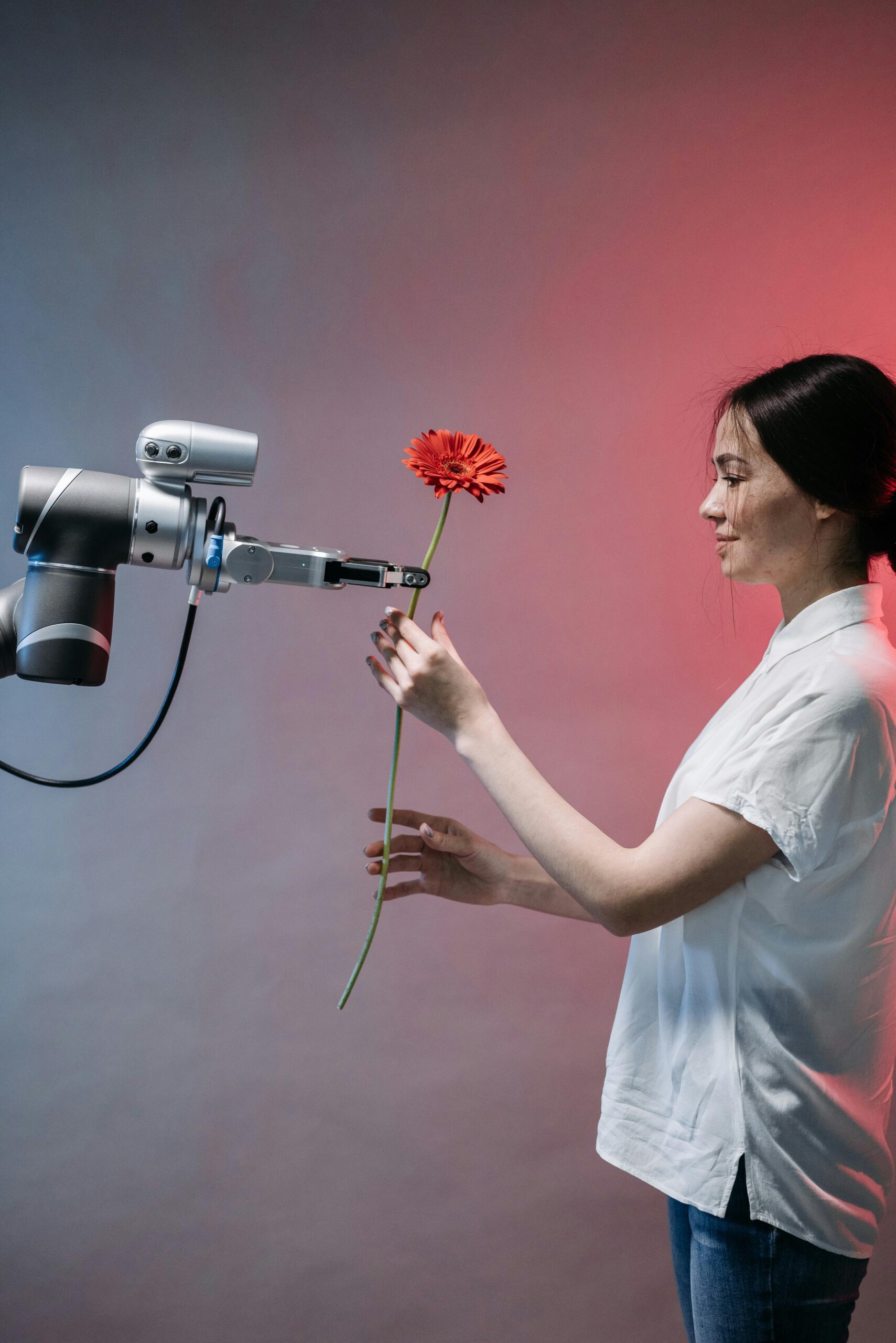 Mulher segurando uma rosa entregue por Robô I.A