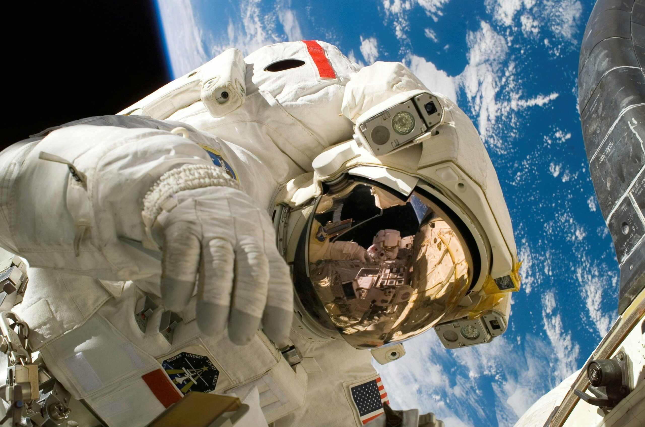 Astronauta flutuando no espaço exterior.