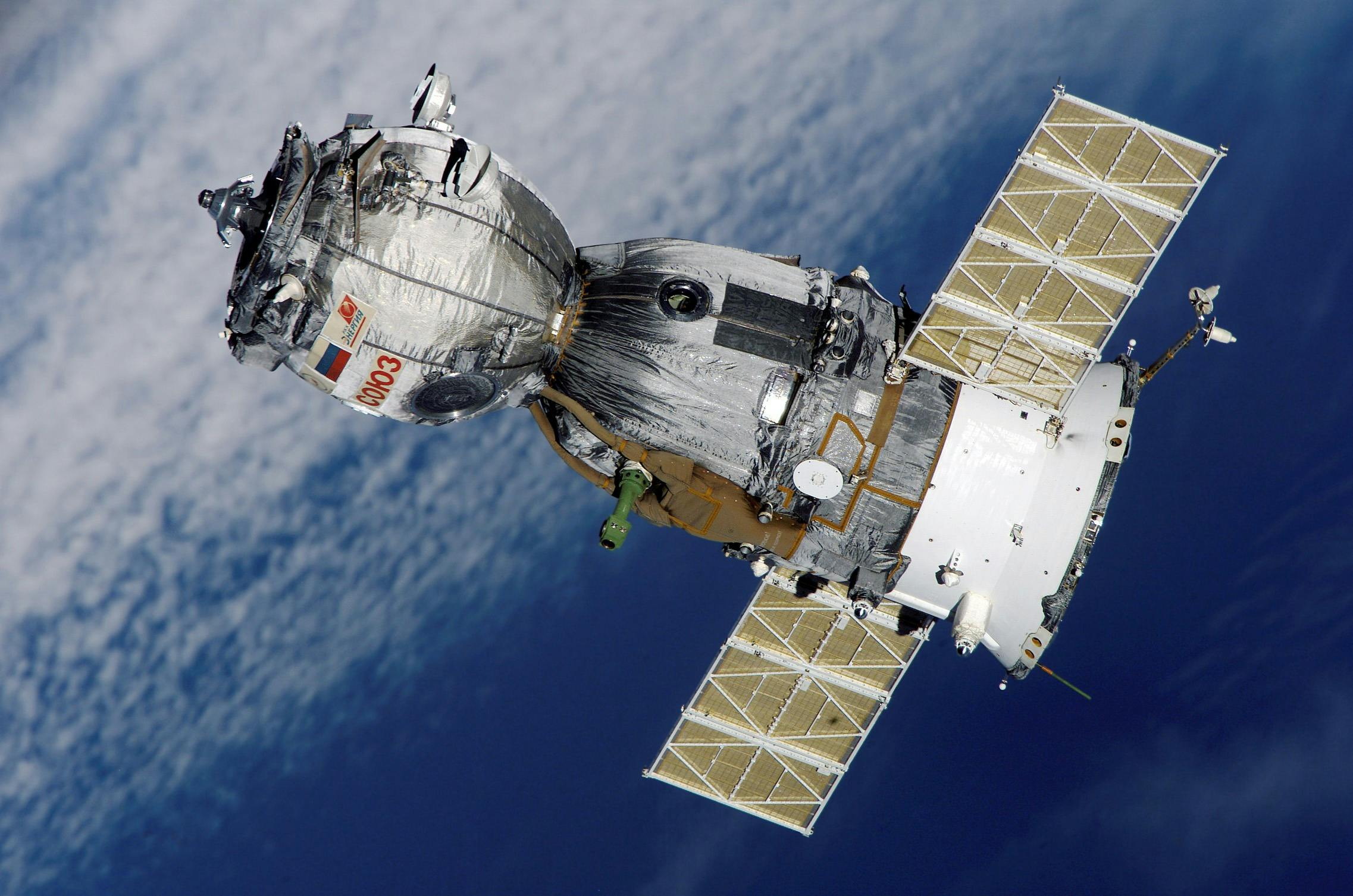 Nave espacial orbitando a Terra