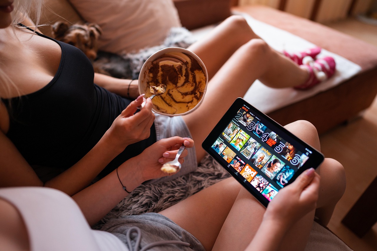Mulheres escolhendo Filmes e degustando sorvete.